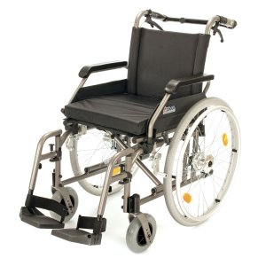 108-23, Invalidní vozík s brzdami, šířka sedu 46 cm